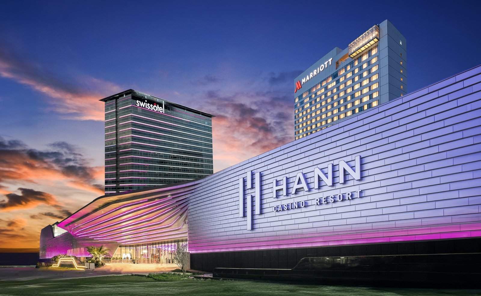 Hann Casino Resort, Clark Freeport, at dusk
