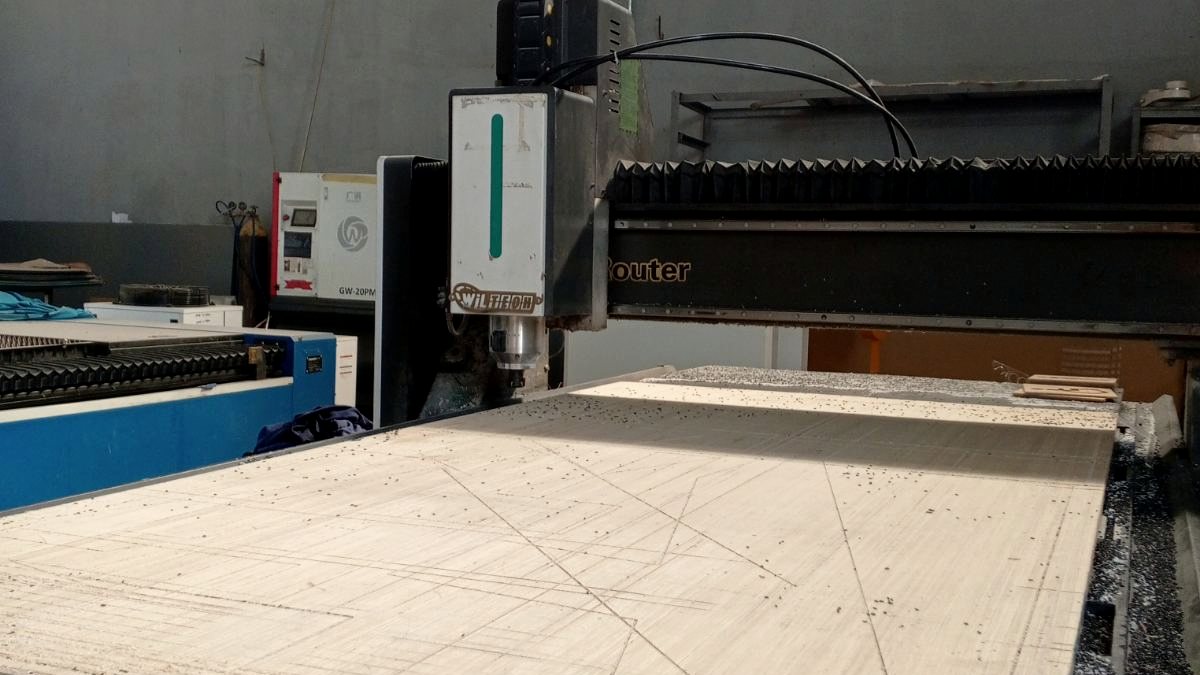 CNC router with panel on the bed