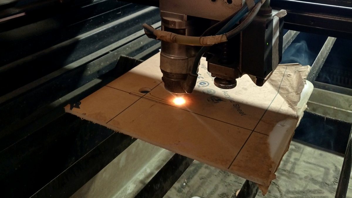 CO2 laser cutting acrylic