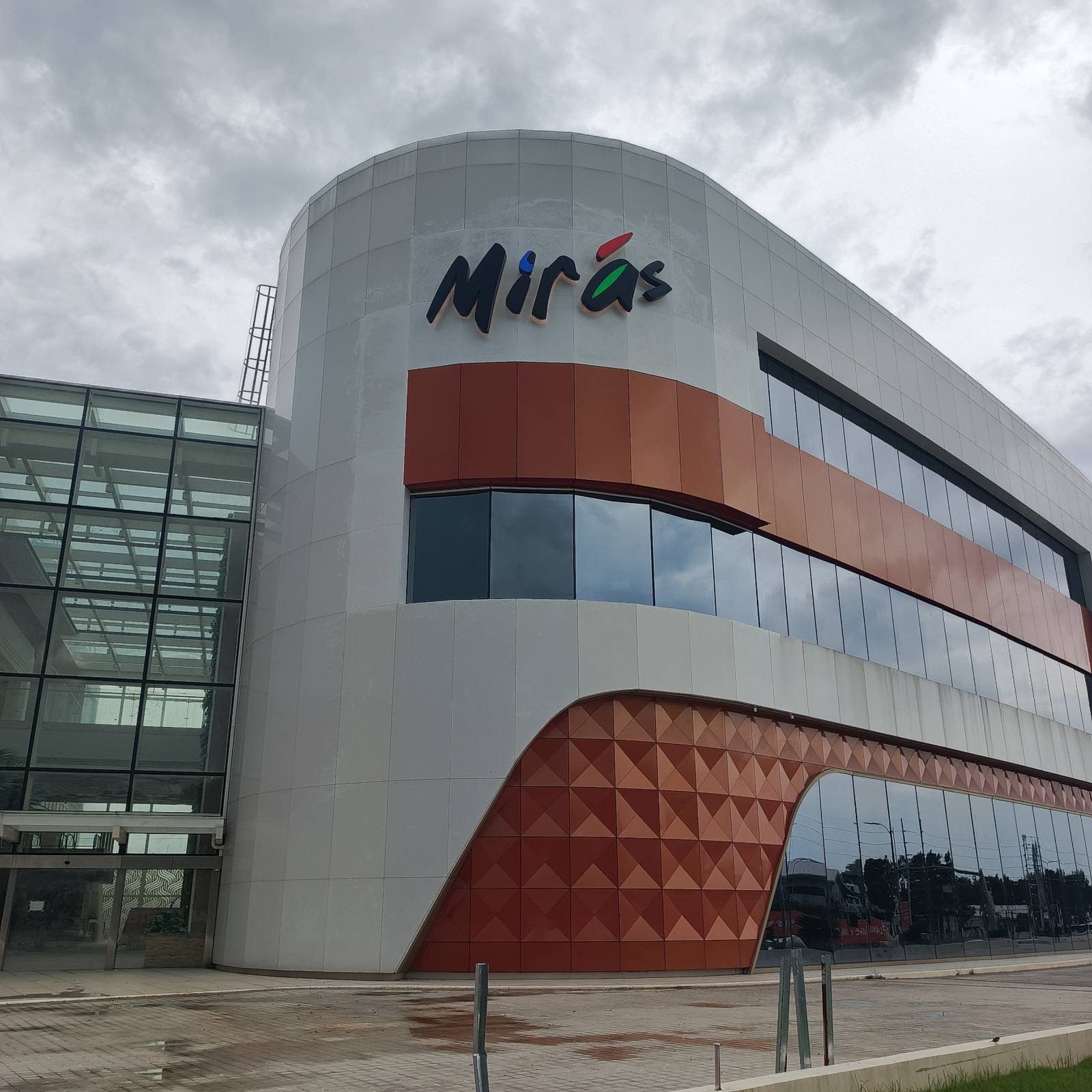 Mirás dimensional facade lettering on the curved corner of the mall, Clark
